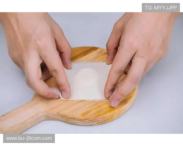 小馄饨踢足球：异想天开的趣味融合